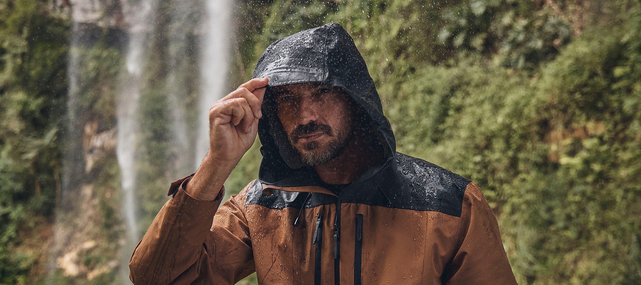 Como jaquetas impermeáveis são construídas? Por que algumas falham na chuva?
