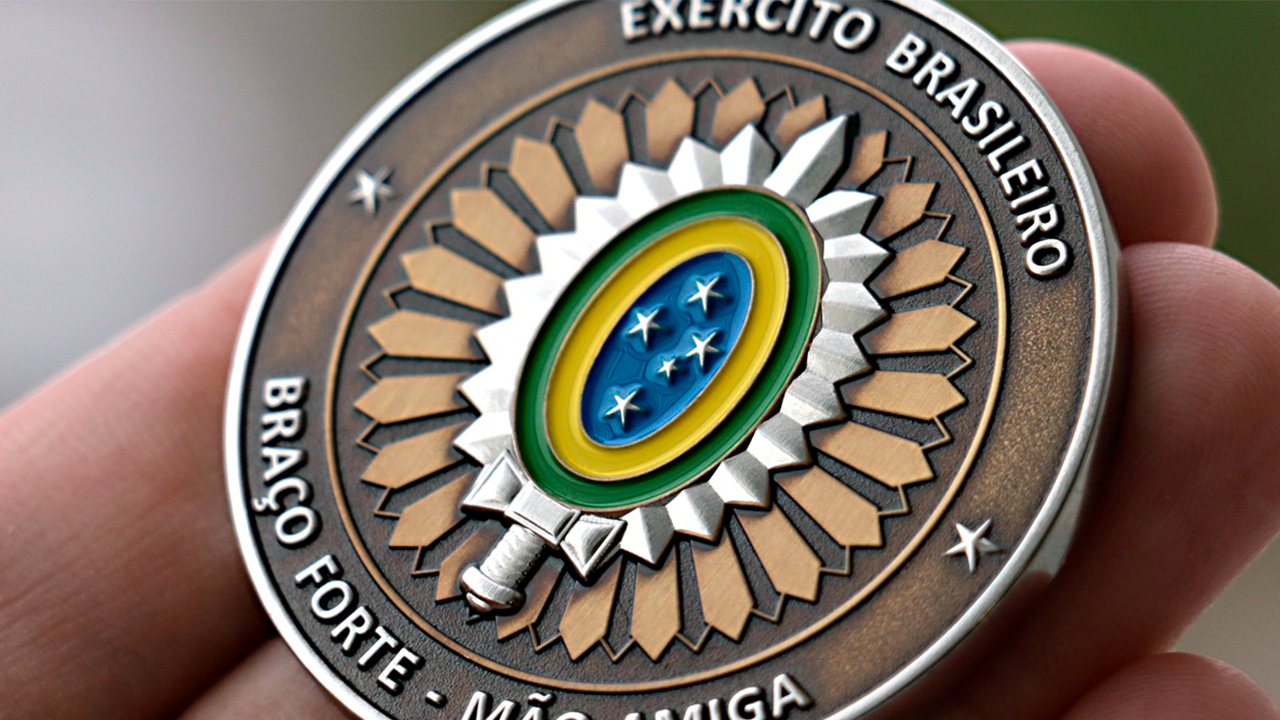 Símbolos militares contam a história por meio de patriotismo, honra e disciplina.
