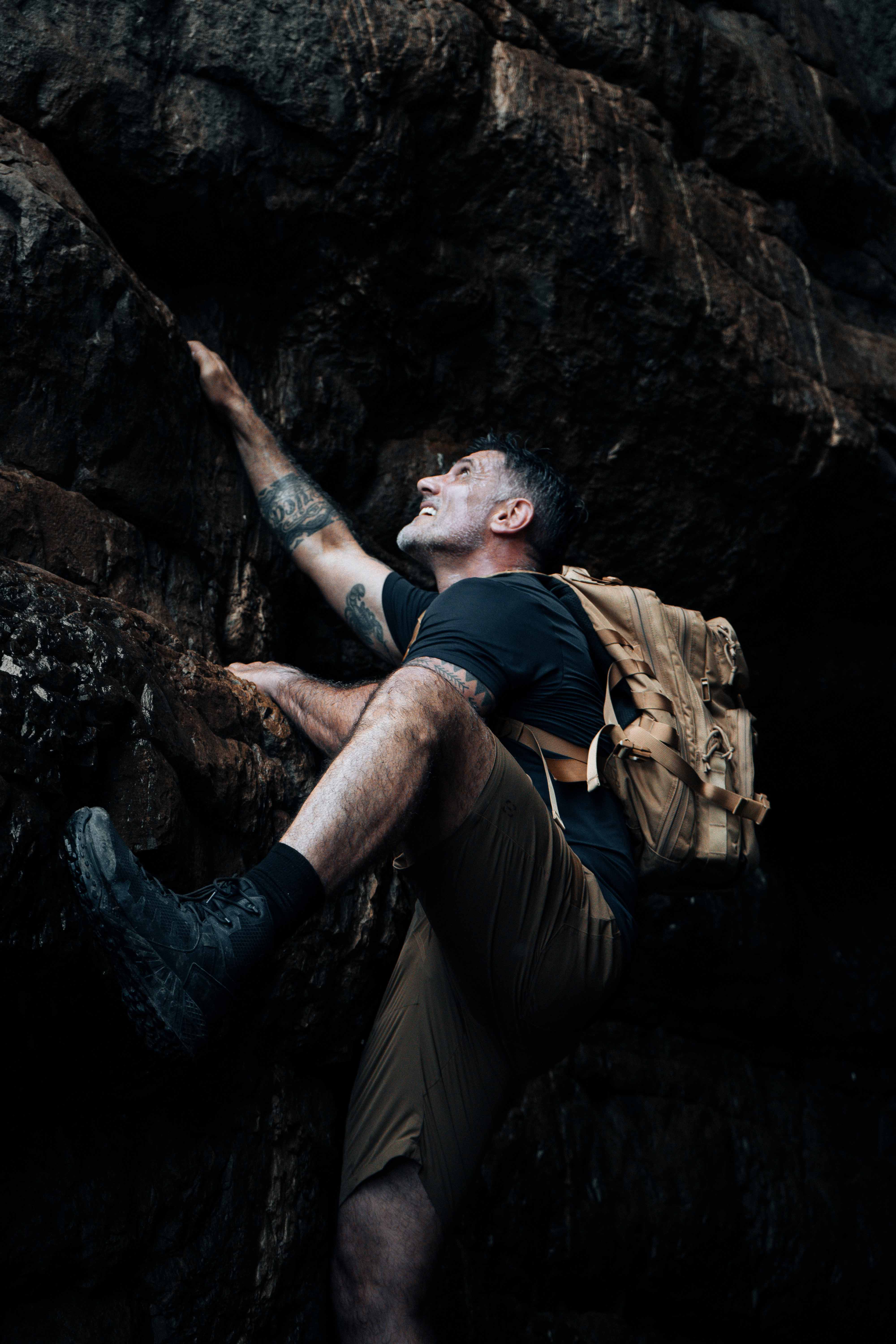 A subida crua: montanhismo essencial em tempos de conforto