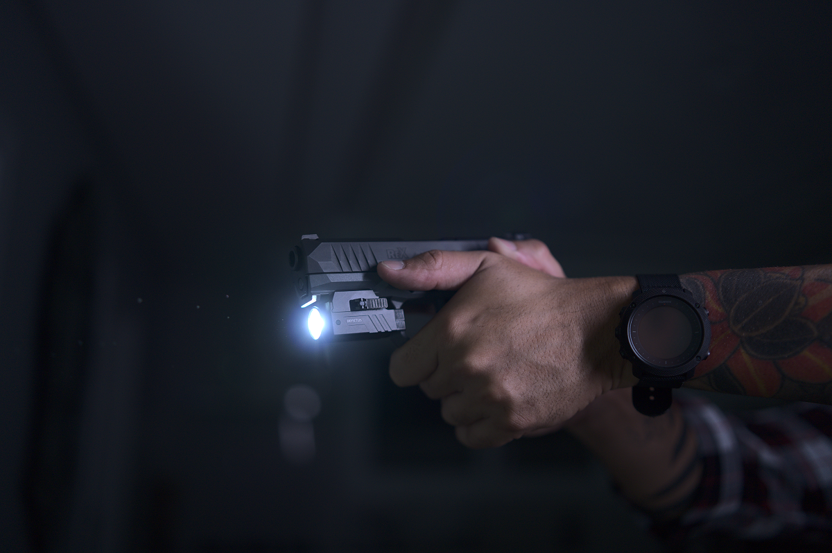 Lanterna Tática: UM EQUIPAMENTO QUE NEUTRALIZA AS SOMBRAS