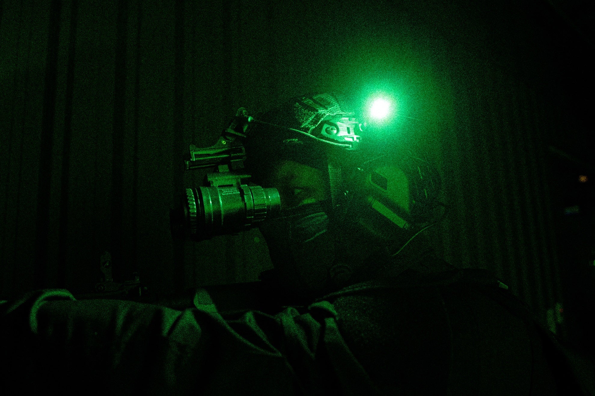 NIGHT VISION: A ARTE DE ENXERGAR NO ESPECTRO DAS SOMBRAS
